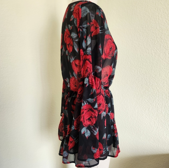 V-neck Rose Romper - Picture 6 of 7